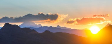 Dağlarda manzaralı günbatımı. Güzel doğal arka plan. Peru 'daki Cordillera Dağları.