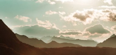 Güney Amerika, Peru 'da gün doğumunda dağ silueti