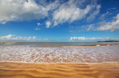 Tropikal sahildeki güzel yaz manzaraları. Tatil arkaplanı.