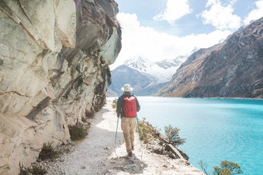Cordillera dağlarında yürüyüş sahnesi, Peru