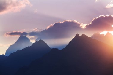 Dağlarda manzaralı günbatımı. Güzel doğal arka plan. Peru 'daki Cordillera Dağları.