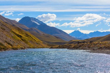 Patagonya 'daki güzel dağ manzaraları. Güney Amerika, Arjantin 'de dağlar gölü.