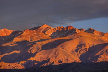 Aconcagua yakınlarındaki en yüksek dağlar Mendoza bölgesinde, Arjantin, Güney Amerika