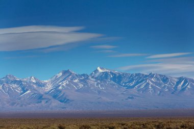 Aconcagua yakınlarındaki en yüksek dağlar Mendoza bölgesinde, Arjantin, Güney Amerika