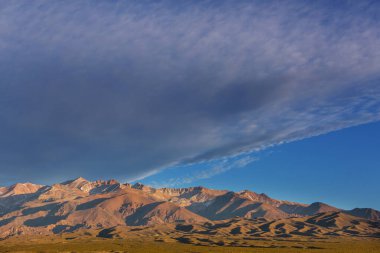 Aconcagua yakınlarındaki en yüksek dağlar Mendoza bölgesinde, Arjantin, Güney Amerika