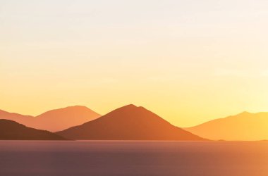 Salar de Uyuni 'de alışılmadık terk edilmiş manzaralar, gün batımında Bolivya, Güney Amerika