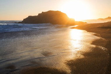 Okyanus sahili gün batımında doğal arka plan için