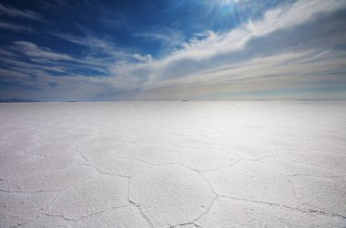 Güneş doğarken alışılmadık Salar de Uyuni, Bolivya