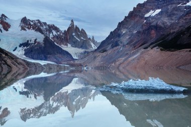 Arjantin 'in Patagonya dağlarındaki meşhur Cerro Torre zirvesi. Güney Amerika 'daki güzel dağ manzaraları. Sonbahar mevsimi.