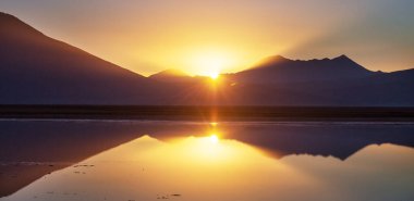 Güzel sakin gölde gün doğumu sahnesi. Güzel doğal arka plan. Kuzey Şili, Güney Amerika.