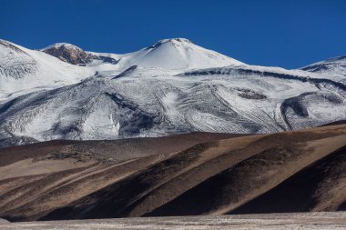 Kuzey Şili 'nin fantastik manzaraları, Atacama Çölü. Güzel, ilham verici doğal manzaralar. Yüksek dağlarda Kalgaspores.