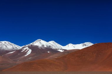 Kuzey Şili 'nin fantastik manzaraları, Atacama Çölü. Güzel, ilham verici doğal manzaralar. Yüksek dağlarda Kalgaspores.