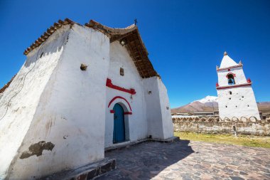 San Pedro de Atacama yakınlarındaki Altiplano köyündeki kırsal kilise, Kuzey Şili, Güney Amerika