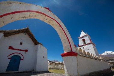 San Pedro de Atacama yakınlarındaki Altiplano köyündeki kırsal kilise, Kuzey Şili, Güney Amerika