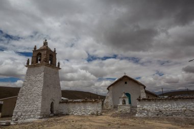 San Pedro de Atacama yakınlarındaki Altiplano köyündeki kırsal kilise, Kuzey Şili, Güney Amerika