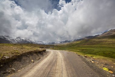 Peru 'daki Cordillera dağlarındaki manzara yolu. Seyahat arkaplanı.