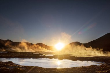 Gündoğumunda Altiplano 'daki jeotermal alan, Şili, Güney Amerika