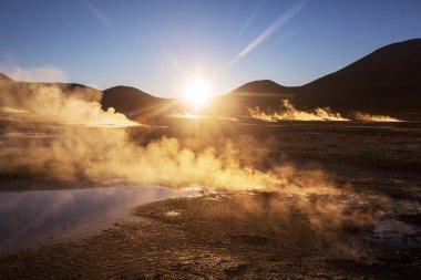 Gündoğumunda Altiplano 'daki jeotermal alan, Şili, Güney Amerika