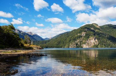 Patagonya 'daki güzel dağ manzaraları. Güney Amerika, Arjantin 'de dağlar gölü.