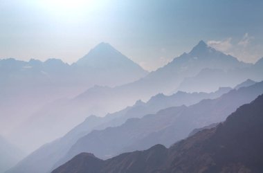 Güney Amerika, Peru 'da gün doğumunda dağ silueti