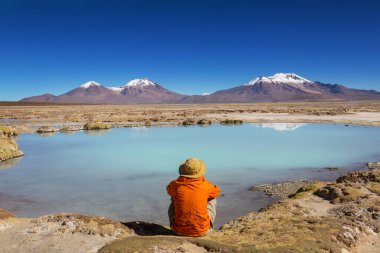 Kuzey Şili 'nin güzel gölünün yakınında bir gezgin, Atacama Çölü. Güzel, ilham verici doğal manzaralar..