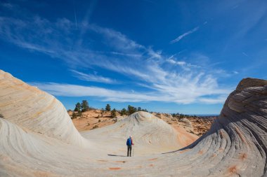 Utah dağlarında yürüyüş. Alışılmadık doğal manzaralarda yürüyüş. Fantastik kumtaşı oluşumları.