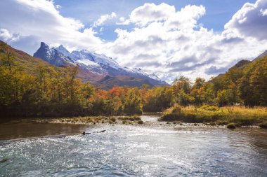 Patagonya dağlarında sonbahar sezonu, Güney Amerika, Arjantin