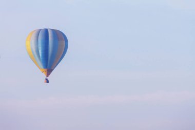 Yeşil tepelerin üzerinde balonlar. Doğal arka planda seyahat et.