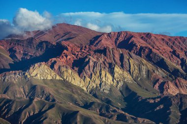 Kuzey Arjantin 'in inanılmaz renkli dağları. Güzel, ilham verici doğal manzaralar..