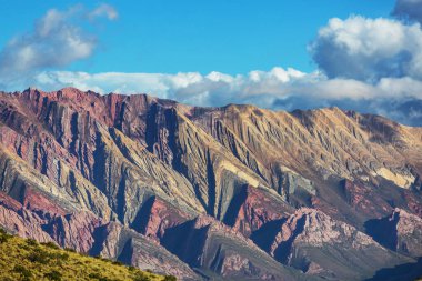 Kuzey Arjantin 'in inanılmaz renkli dağları. Güzel, ilham verici doğal manzaralar..