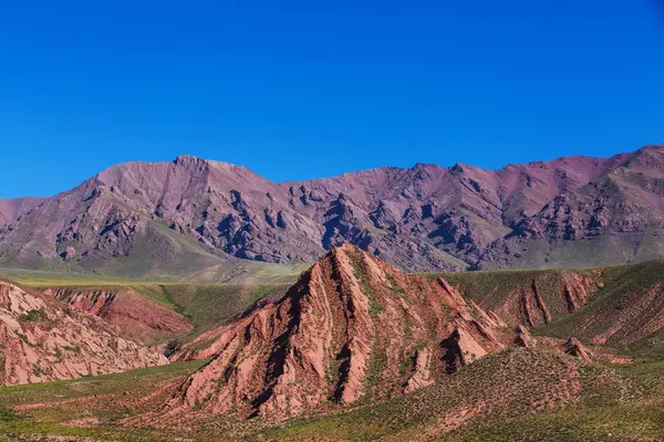 Kuzey Arjantin 'in inanılmaz renkli dağları. Güzel, ilham verici doğal manzaralar..