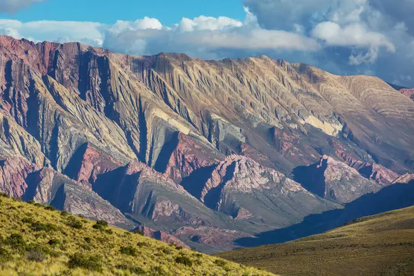 Kuzey Arjantin 'in inanılmaz renkli dağları. Güzel, ilham verici doğal manzaralar..