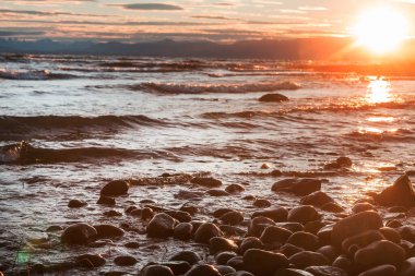 Gün batımında gölde gün batımı sahnesi. Güzel doğa manzaraları