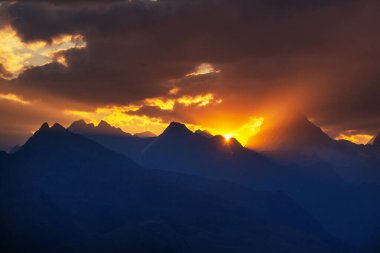 Dağlarda manzaralı günbatımı. Güzel doğal arka plan. Peru 'daki Cordillera Dağları.