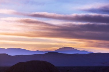 Güney Amerika, Peru 'da gün doğumunda dağ silueti