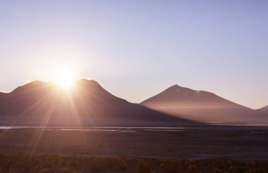 Kuzey Şili 'nin fantastik manzaraları, Atacama Çölü. Güzel, ilham verici doğal manzaralar. Yüksek dağlarda Kalgaspores.