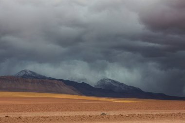 Kuzey Şili 'nin fantastik manzaraları, Atacama Çölü. Güzel, ilham verici doğal manzaralar. Yüksek dağlarda Kalgaspores.