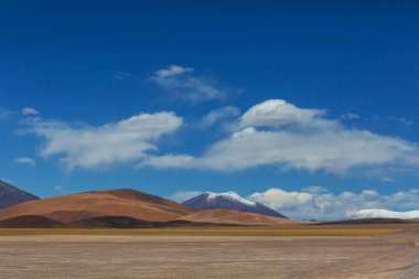Kuzey Şili 'nin fantastik manzaraları, Atacama Çölü. Güzel, ilham verici doğal manzaralar. Yüksek dağlarda Kalgaspores.