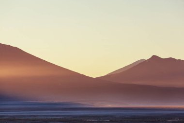 Kuzey Şili 'nin fantastik manzaraları, Atacama Çölü. Güzel, ilham verici doğal manzaralar. Yüksek dağlarda Kalgaspores.