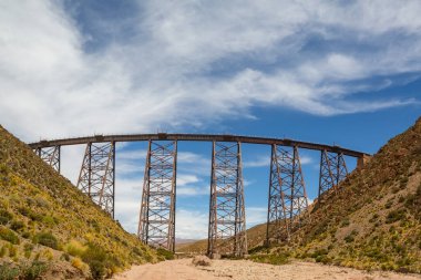 Kuzey Arjantin manzaraları. Bulutlara giden ünlü yüksek irtifa treni 