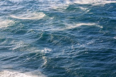 Kumsalda mavi dalga. Dramatik doğal arka plan.