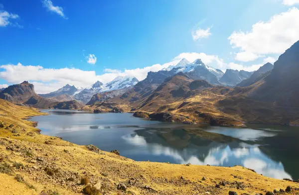 Cordillera Blanca 'da güzel dağlar, Peru, Güney Amerika
