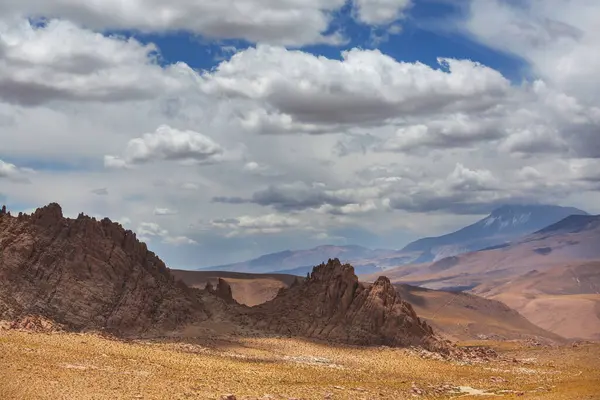 Kuzey Şili 'nin fantastik manzaraları, Atacama Çölü. Güzel, ilham verici doğal manzaralar. Yüksek dağlarda Kalgaspores.