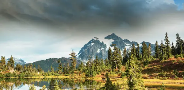 Washington, ABD 'de Shuksan Dağı yansımalı Scenic Picture Gölü