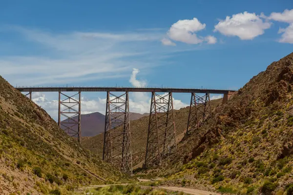 Kuzey Arjantin manzaraları. Bulutlara giden ünlü yüksek irtifa treni 