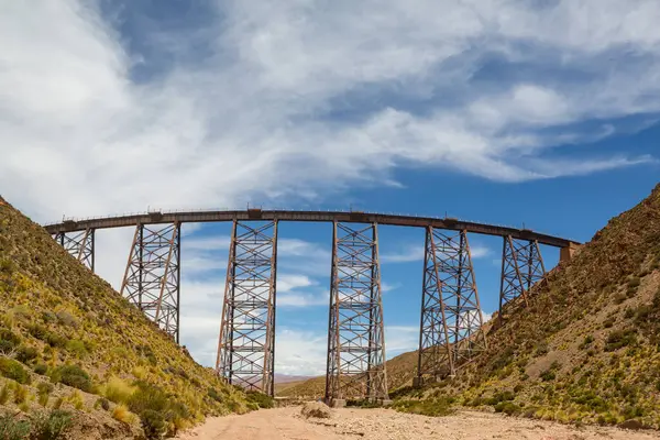 Kuzey Arjantin manzaraları. Bulutlara giden ünlü yüksek irtifa treni 
