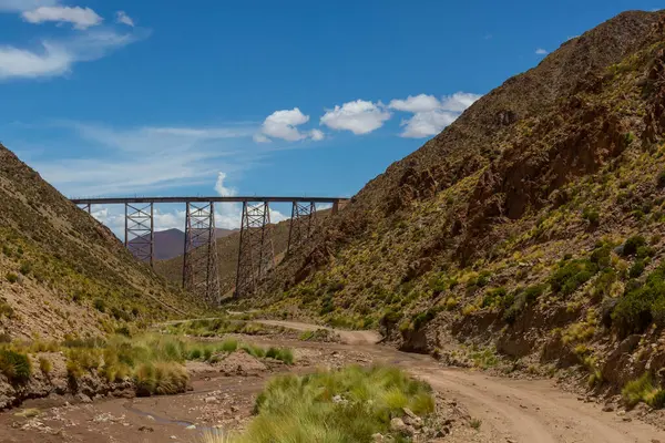 Kuzey Arjantin manzaraları. Bulutlara giden ünlü yüksek irtifa treni 