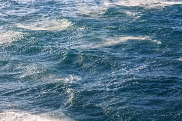 Kumsalda mavi dalga. Dramatik doğal arka plan.