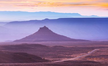 Amerikan peyzajları- çayır ve kayalıklar, Utah, ABD.