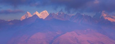 Günbatımında Cordillera Blanca 'da güzel dağlar, Peru, Güney Amerika